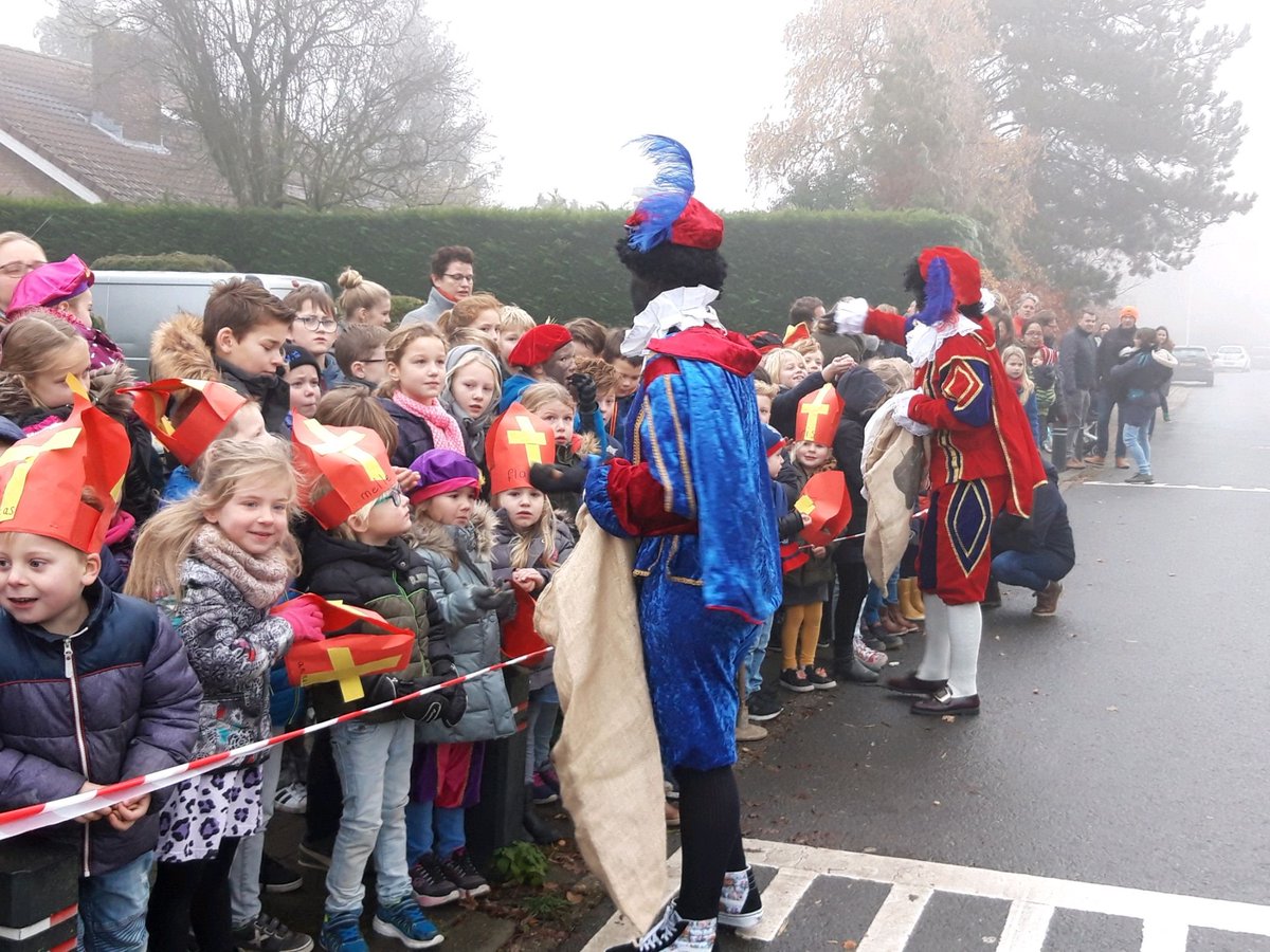 Achterweg's tweet photo. Sinterklaas met Pieten zijn gearriveerd. Het feest kan beginnen. #sinterklaas https://t.co/7ilmUhWn4u