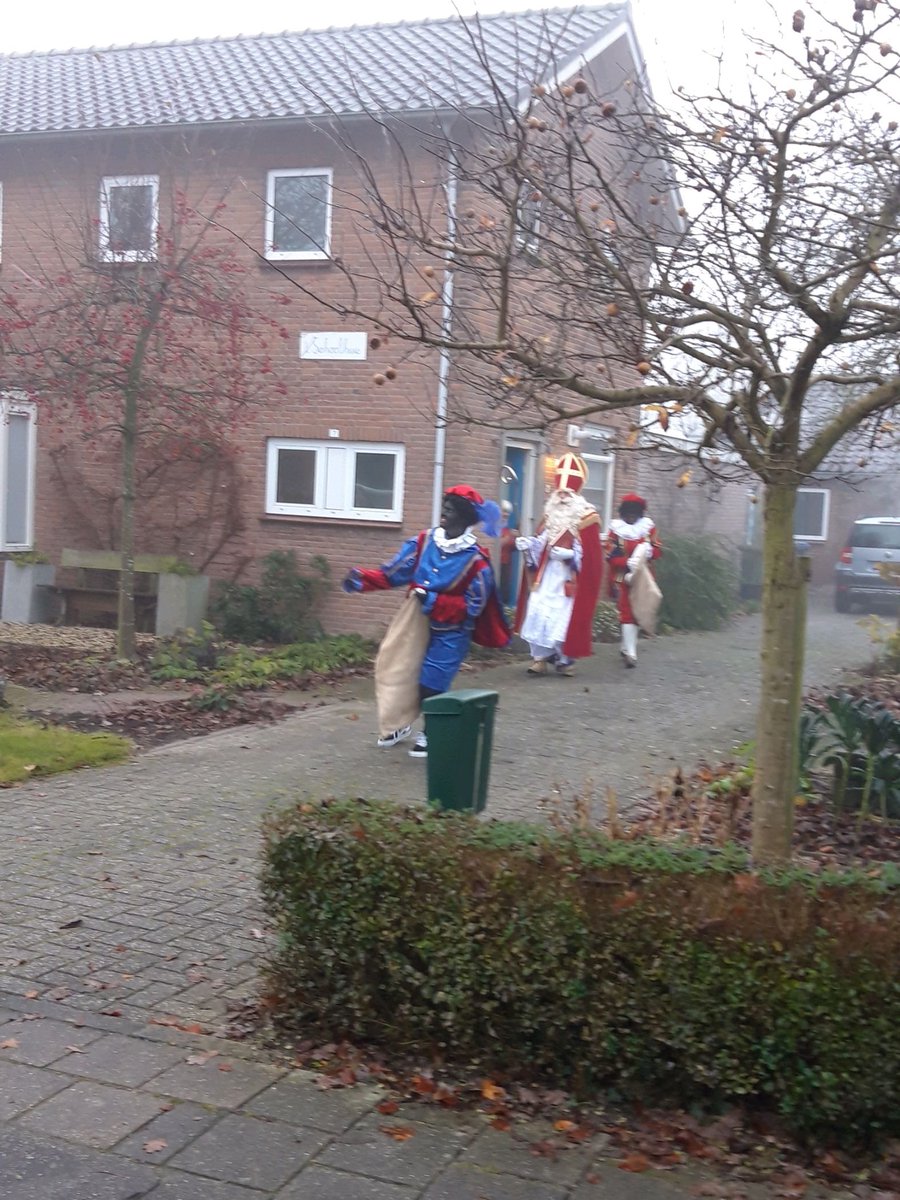 Achterweg's tweet photo. Sinterklaas met Pieten zijn gearriveerd. Het feest kan beginnen. #sinterklaas https://t.co/7ilmUhWn4u
