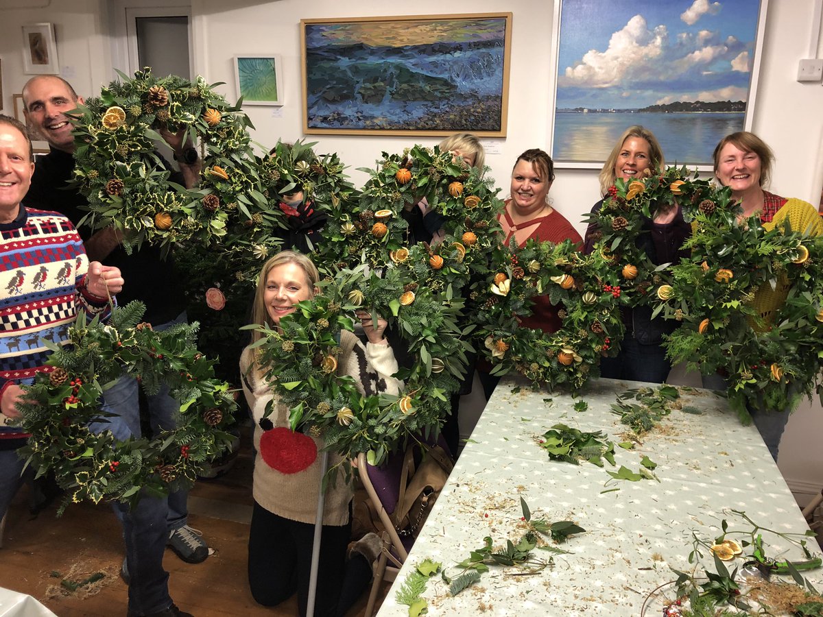 campbellandrose's tweet photo. Exciting times  😀 THE CLASSES HAVE STARTED!! 

What a lovely lot we had at our Natural Wreath making class, led by the talented florist, Pip and his team from @WillowFloristry 

#wreathmaking #naturalwreaths #craftclassesdorset #craftclasses #verwood #thingstodoindorset https://t.co/wFguRydAgQ
