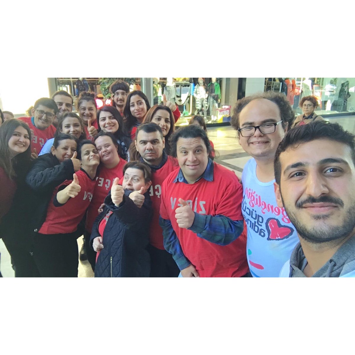 TOGm1's tweet photo. Dünya engelliler gününde marinada yaptığımız etkinlikte hepimiz farkındalık yaratarak” SEVGİYE ENGEL YOK “ dedik ❣️ Unutma sen yoksan bir eksiğiz 💞 @TOGVakfi #ToplumGönüllüsüGençlerEngelleriAşıyor https://t.co/rTxDcQf6Fx