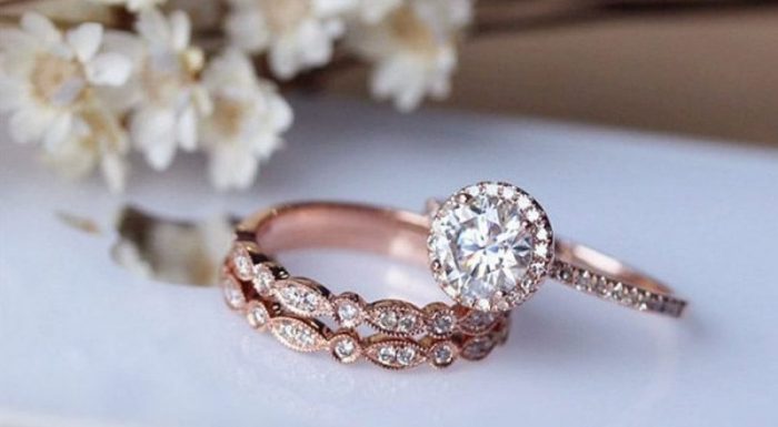 Mira 👌👌💍 Anillos de Boda Oro Rosa #boda #anillosdeboda #amor https://anillosdebodaweb.com/oro-rosa/ ↔↔💖💖💖💍 ¿Quieres lucir una pieza única y elegante el día de tu boda? ¿Deseas romper la tradición de usar ..