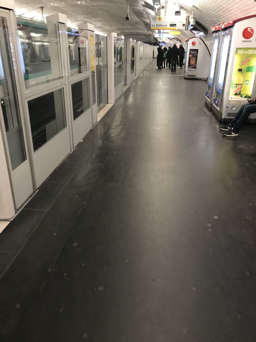 CDG Étoile Ligne 1 à 9h. Le 1er jour où j’ai pu m’asseoir dans le métro le matin #greve5decembre #organisation #teletravail