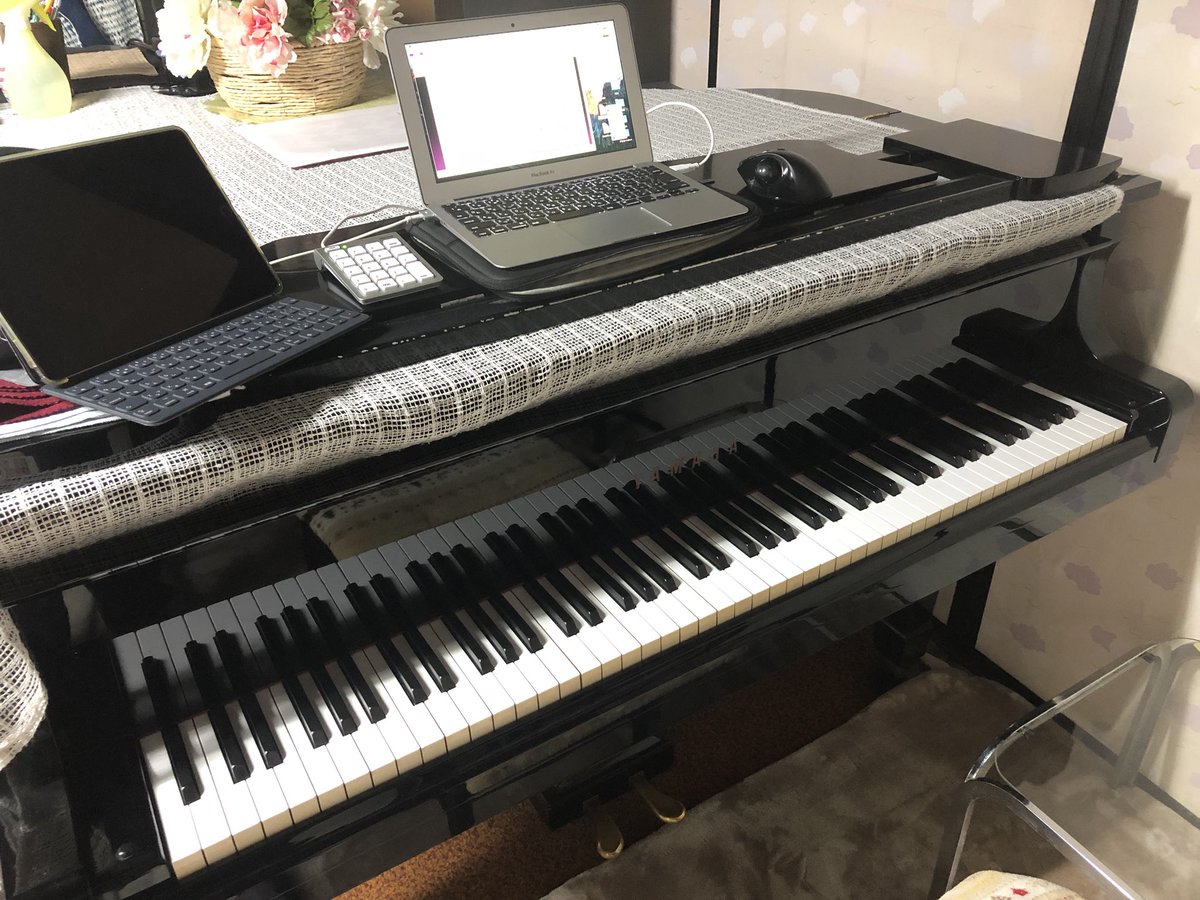神野優作 Rrrキーボーディスト カンノユーサク En Twitter 妻の実家は個人で経営されている音楽教室なので グランドピアノが置いてあります ノートpcとipadを持ってきていたので レッスンで今後使う楽譜制作や サポート演奏仕事の練習などをしてました