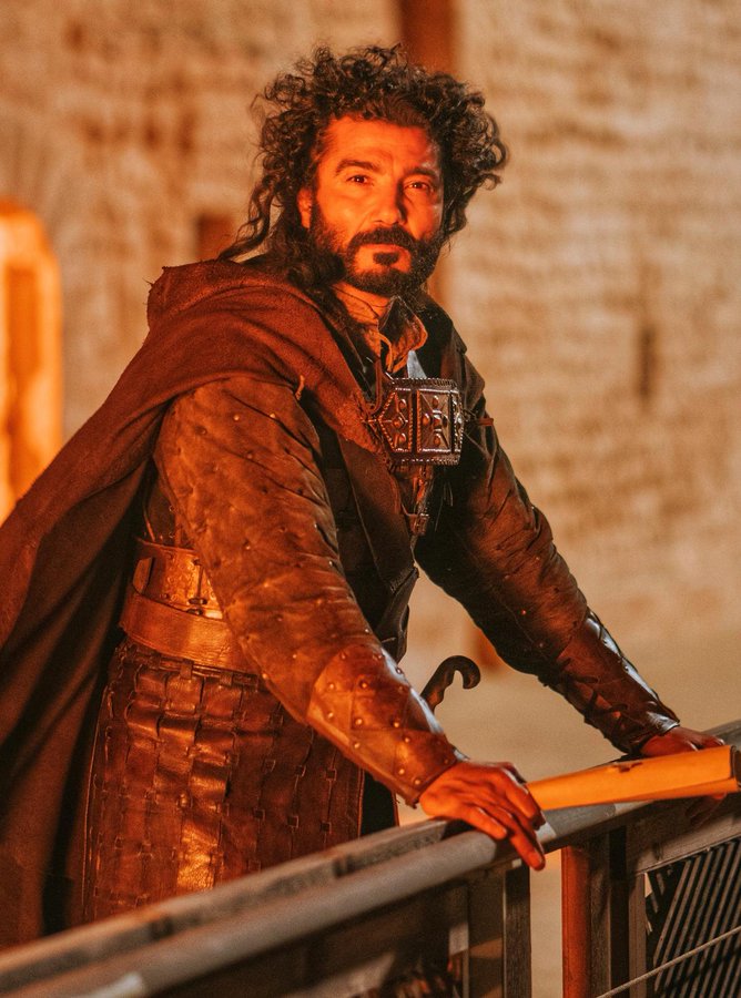 الحلقة النهاردة جبارة بمعنى الكلمة وكل حرف فيها محتاج حلقة لوحده والخطبة من اعظم ما قيل  على مر العصور ومشهد الصلاة قبل دخول الحرب شيئ مبدع ومش عارف اقول ايه ولا ايه وحزين لانها خلاص بتقرب للنهاية ومش هنعرف نستمتع بعمل راقي ومحترم وبديع يحترم عقولنا وثقافتنا