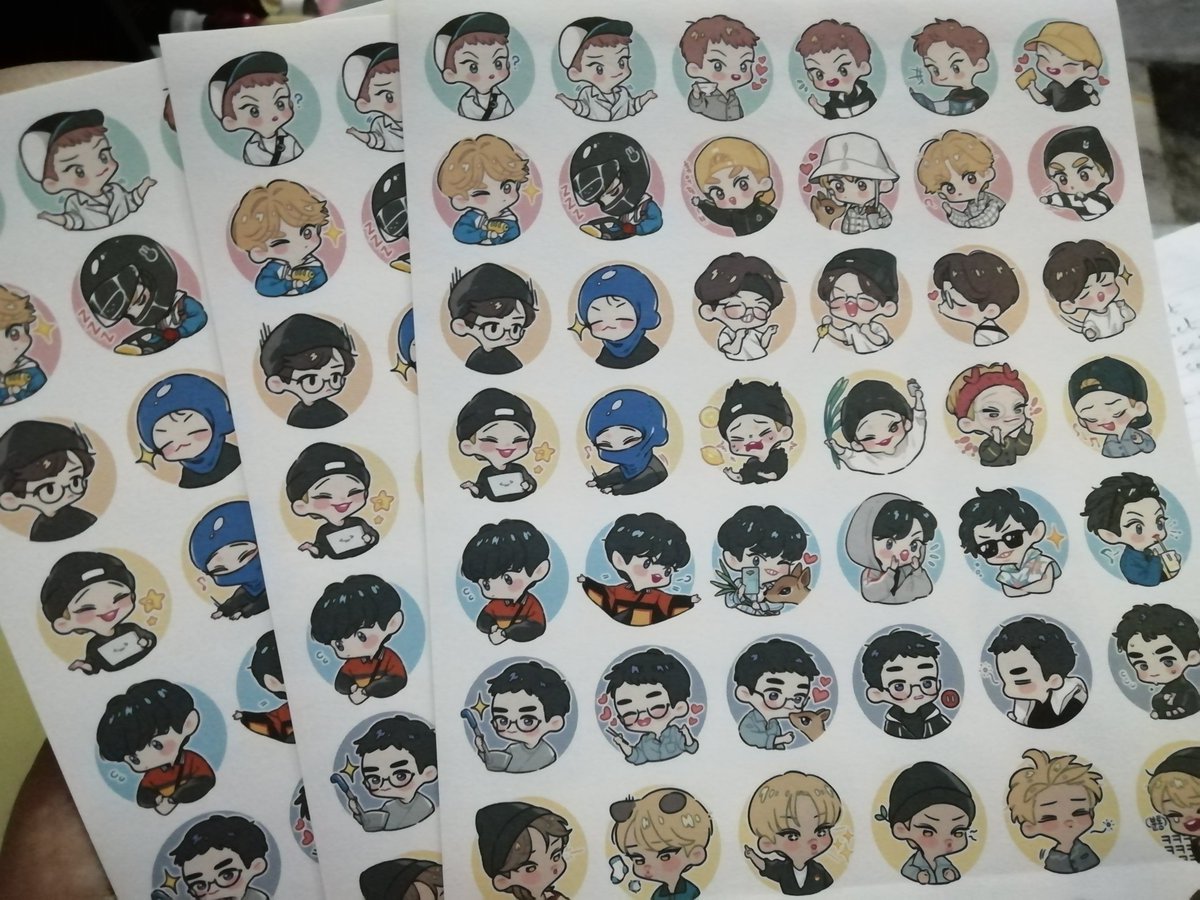 wetakegrporders's tweet photo. Those who ordered the transparent sheets, turns out they're actually matte and not transparent 🥰
So basically there's glossy finish(2nd pic) and matte finish(1st pic). https://t.co/QRRELXtzWL