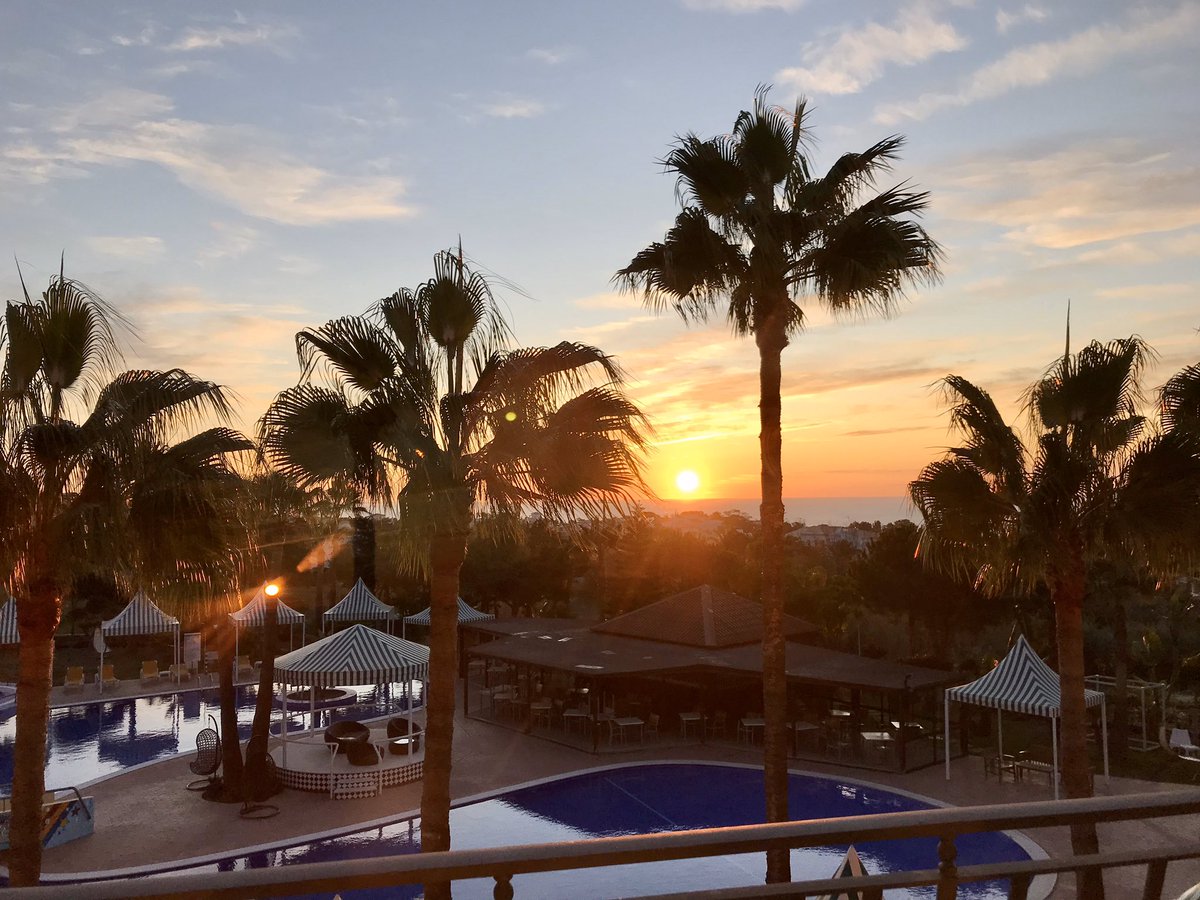 DANY13119's tweet photo. Lever de soleil, 5 décembre sur Albufeira (Algarve/Portugal) https://t.co/TYS4d9YESf