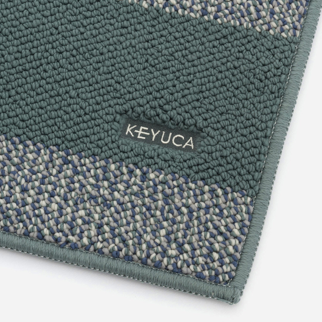 ライフスタイルショップkeyuca ケユカ 商品紹介 スオラ キッチンマット 表面はマイクロファイバーを使用し 吸水力が高く 柔らかな肌触りです 裏面はゴム素材で 滑りにくく安心 遊び毛や使用中の毛のヘタリも少なく きれいな状態で長く使え