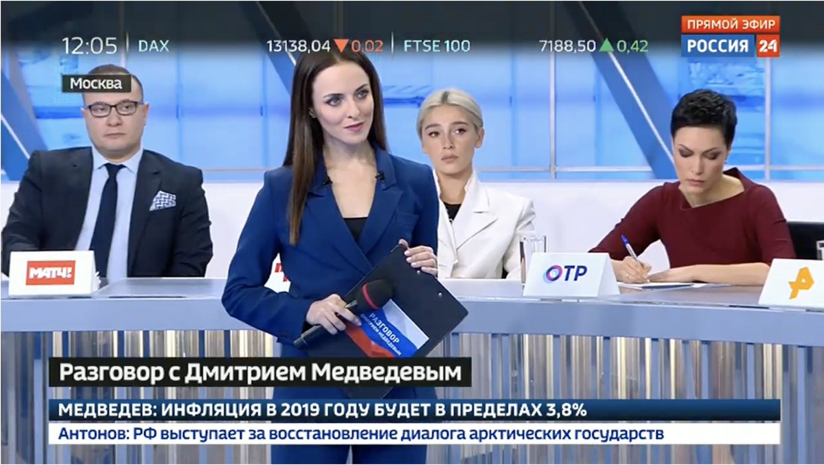 Боже. На прессухе Медведева сидит Ивлеева. Нет. НЕТ. НЕЕЕЕТ. Она же такая прикольная, зачем туда пошла? :( Ну может спросит про #СамолетСветланыМедведевой
