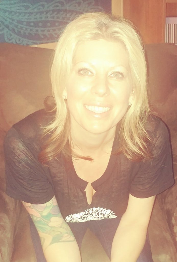 casinog71's tweet photo. #NP #deftones #aroundthefur This is what the cover girl (Lisa Hughes) looks like now 20 years later #ThrowbackThursday https://t.co/tzl2lf0T8P
