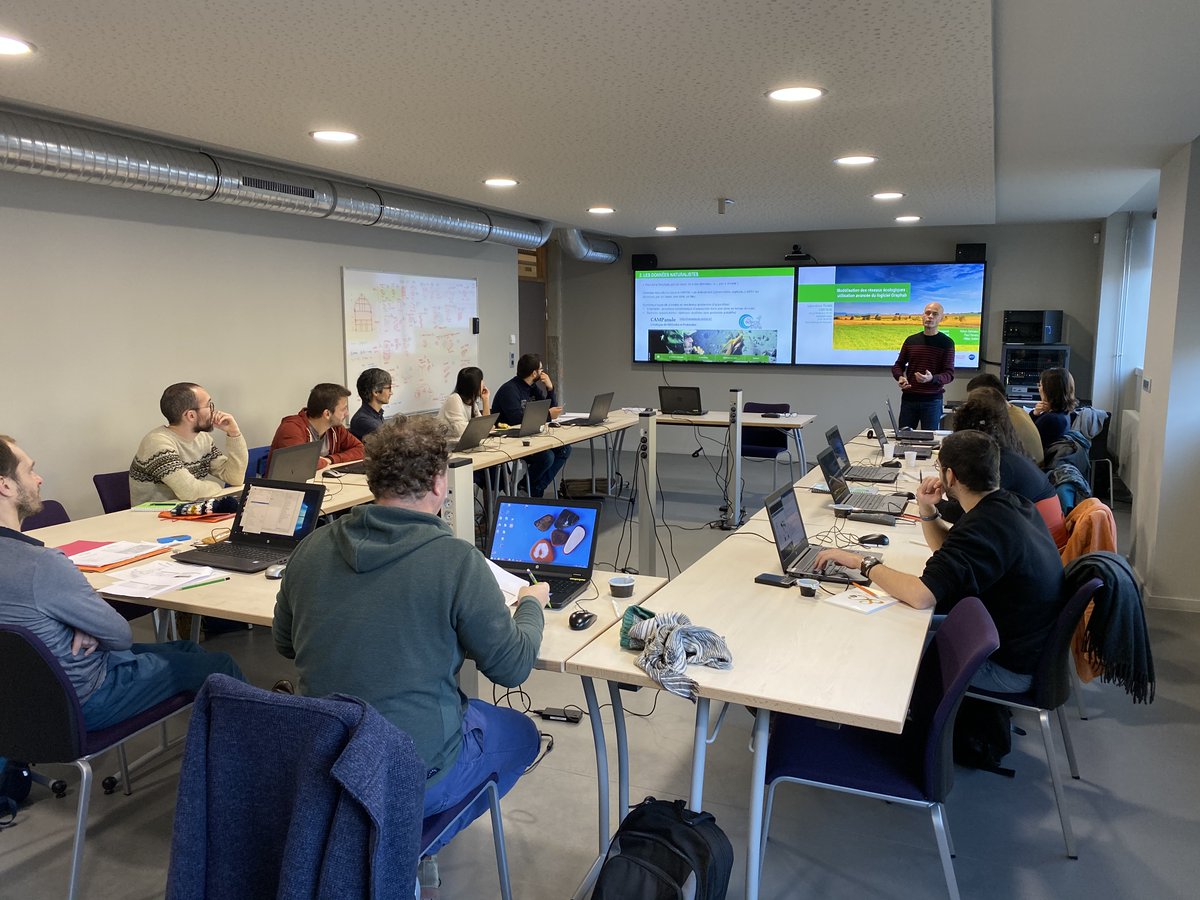 LaboTheMA's tweet photo. La formation "Utilisation avancée #Graphab" débute !
Elle s'adresse aux techniciens, ingénieurs, chercheurs s'intéressant à l'identification et à la gestion des réseaux écologiques (trames verte et bleue, impact des aménagements sur la #connectivité...
▶️https://t.co/sbwG6WKt0N https://t.co/QpJMHLL1Ko
