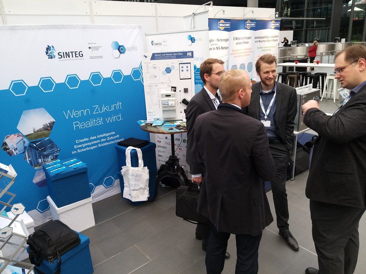 Csells_SINTEG's tweet photo. Oder persönlich von dem Team der @FfE_Muenchen heute beim Forum auf dem #fnnk19. ➡️ #SINTEG vernetzt #Csells #Flexmarkt #Stromnetz #Verteilnetz https://t.co/wzqji91L2B