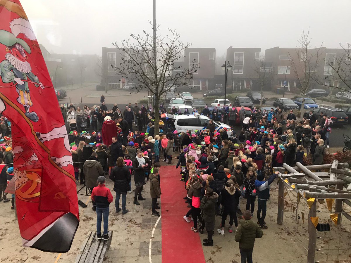 Zwaluw84's tweet photo. Sinterklaas in politieauto op Het Zwaluwnest. Wat een feest! https://t.co/fk8YOiVF7R