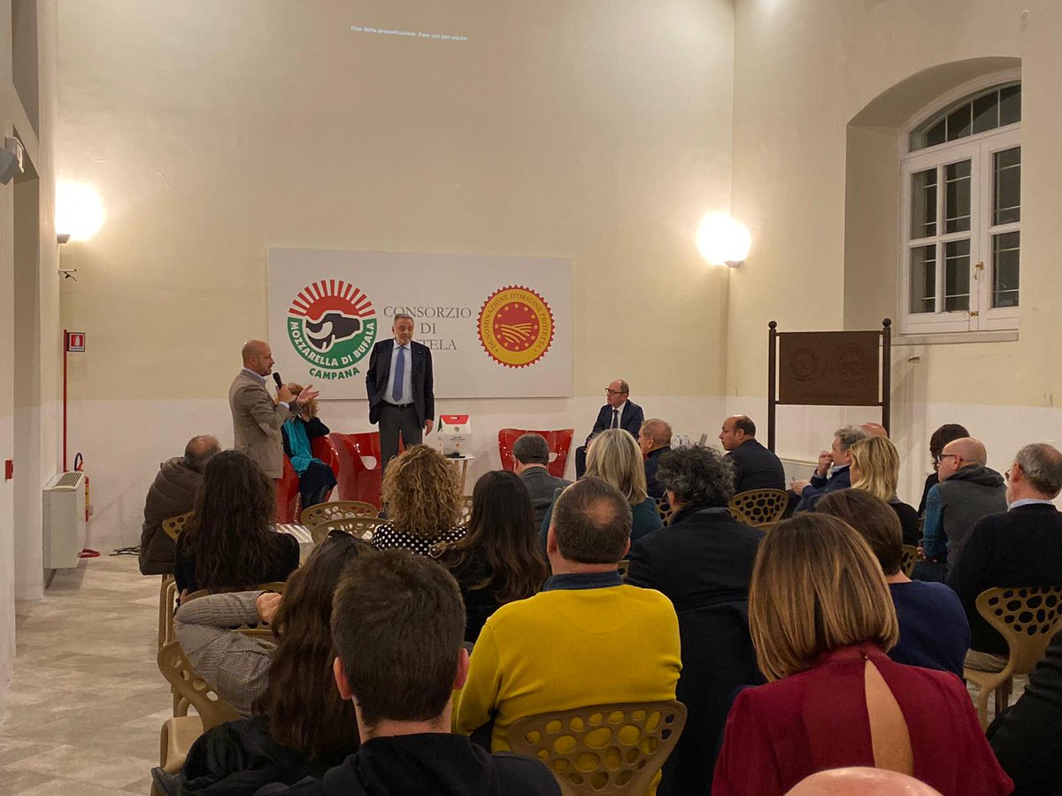 mozzarella_dop's tweet photo. Ieri abbiamo delineato il futuro della nostra filiera. La lectio dell’ex ministro Nicolais ha dato il via al progetto di ricerca per un packaging innovativo,che superi l’utilizzo della plastica. Studiamo per trovare una valida alternativa #green.
#MozzarellaDOP #mozzarella https://t.co/iOYrjIa9SU