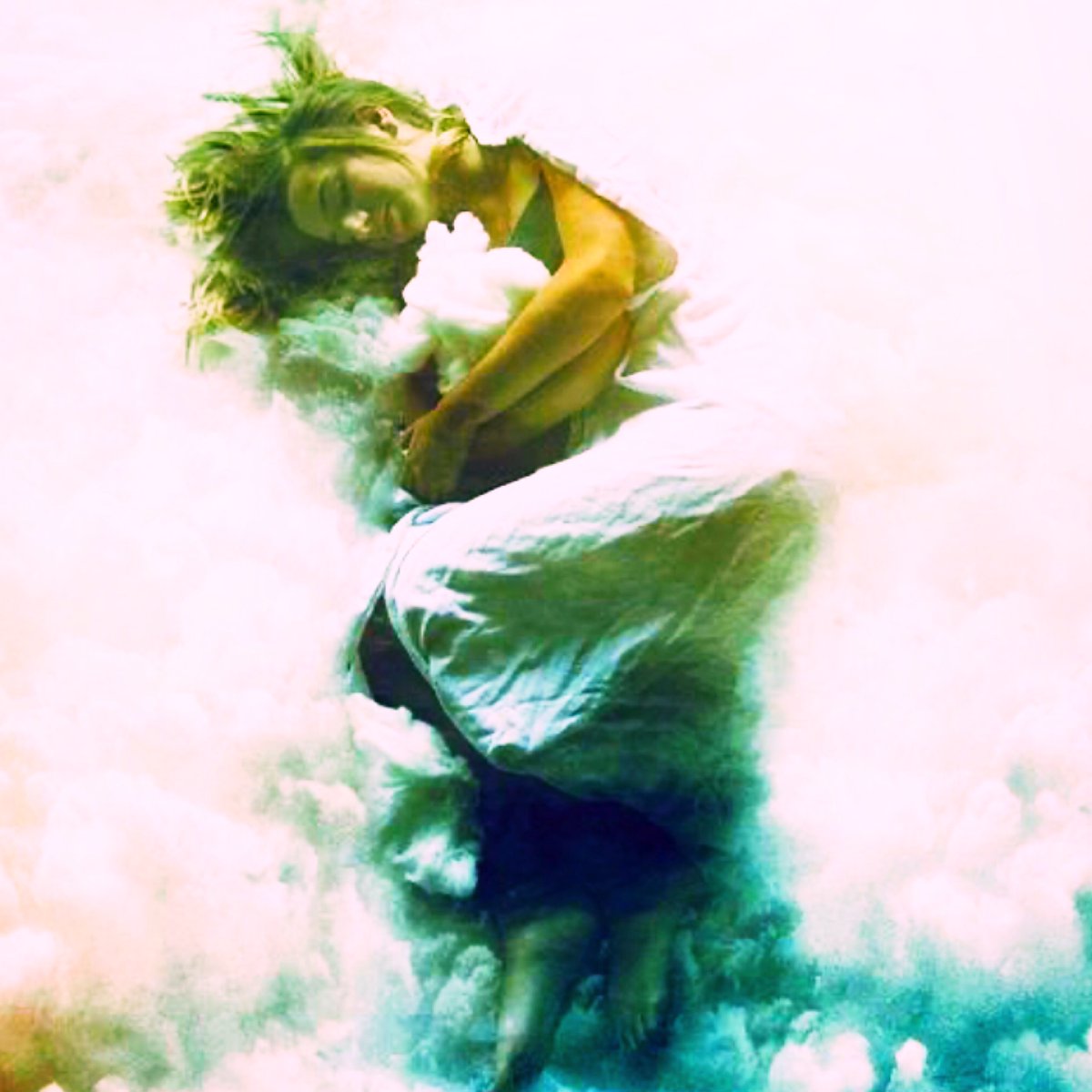 Он спал в неб. Полет во сне. Он спал в неб. Человек лежит на облаке. Человек на облаке.