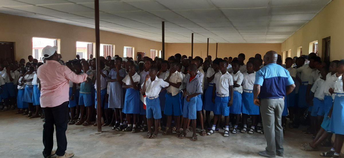 Right after the Drama presentation by the  ijero Ekiti Youthcorps  to sensitized the Ijero high school students and to show importance of knowing HIV status 
Dr. Jimlas spoke with the students on Sexual Abstinence,knowing HIVstatus
#WorldAIDSDay2019 #IjeroEkitiWAD CC: 

@UNAIDS