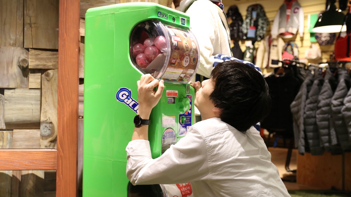 chumsjapan's tweet photo. ブログ更新!!大阪店☆【回して～♪回して～♪回して～♪ガチャガチャ～～♪♪ガチャ発売スタート！！】

https://t.co/nNx3LW9ySA

全国に先駆けて、12/7(土)から直営店にて「ガチャ」の先行発売です！

＃CHUMS　＃チャムス　＃ガチャガチャ https://t.co/T5Fi7zoYxH