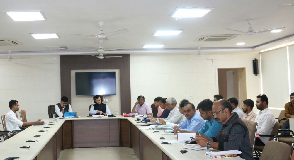 CollectorArv's tweet photo. જિલ્લા જળ અને સ્વચ્છતા એકમ(વાસ્મો)‌ અને વાપકોશ દ્વારા કરવામાં આવેલી કામગીરી, પાઇપ લાઇન દ્વારા ઘર જોડાણ અંગે નવીન મંજૂરી તેમજ 'નલ સે જલ' અંતર્ગત સમીક્ષા બેઠક. @CMOGuj @pkumarias https://t.co/LDFEqUrgE8