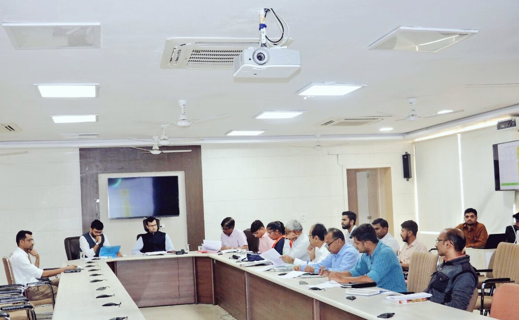 જિલ્લા જળ અને સ્વચ્છતા એકમ(વાસ્મો)‌ અને વાપકોશ દ્વારા કરવામાં આવેલી કામગીરી, પાઇપ લાઇન દ્વારા ઘર જોડાણ અંગે નવીન મંજૂરી તેમજ 'નલ સે જલ' અંતર્ગત સમીક્ષા બેઠક. <a href="/CMOGuj/">CMO Gujarat</a> <a href="/pkumarias/">Pankaj Kumar</a>