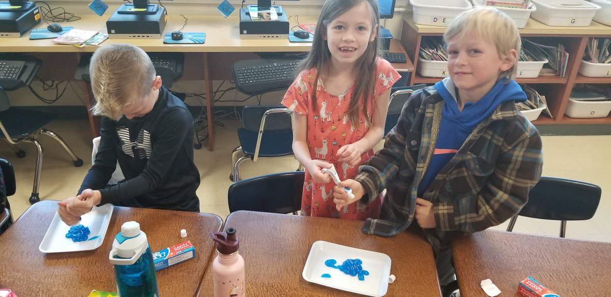 LakeShoreAACPS's tweet photo. Teaching UNITY @LakeShoreAACPS in Mrs.Moeller's 2nd grade class. "Take all the toothpaste out of the tube."..."Now put it back..." Mrs.Moeller: "How can the toothpaste represent our words?"
#AACPSAwesome
#kindwordsmatter
#teachingunity https://t.co/dUFgFn9uGe