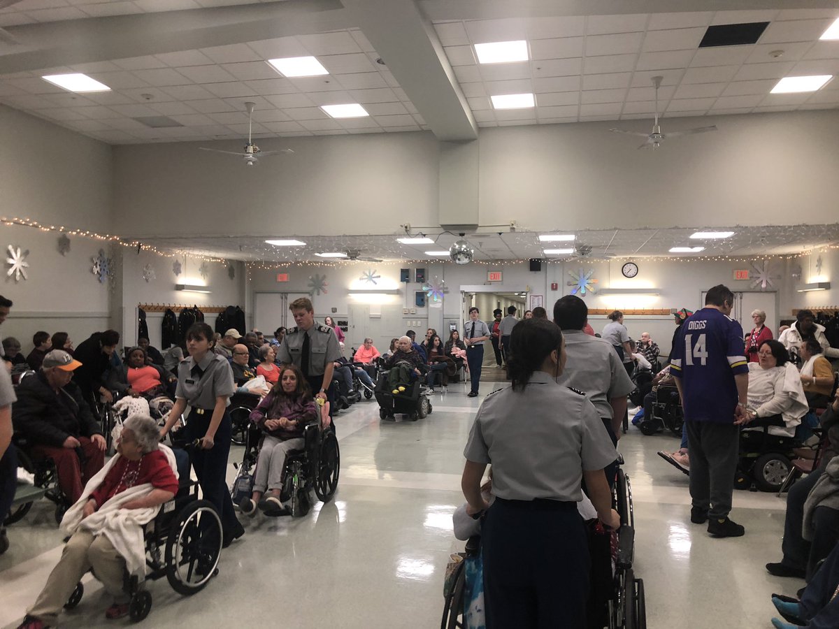 JrotcBeaver's tweet photo. Last night our cadets went to Friendship Ridge for their yearly light up night! Our cadets helped everyone get a photo with Santa and Mrs.Claus, get food, then sing and dance to Christmas music! It was an amazing time. Thank you to all the cadets who helped! 💛🎊 #ArmyJrotc https://t.co/1RE0l3w1Vz