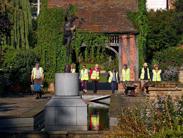 greenspacesyork's tweet photo. As it's #InternationalVolunteerDay, let's take a moment to appreciate the fantastic volunteers whose hard (and often unnoticed) work makes York's green spaces beautiful, welcoming, and environmentally friendly! 🏆⭐️💚 #Redfearn #HullRoadPark #RowntreePark https://t.co/Ord8UXiaHM