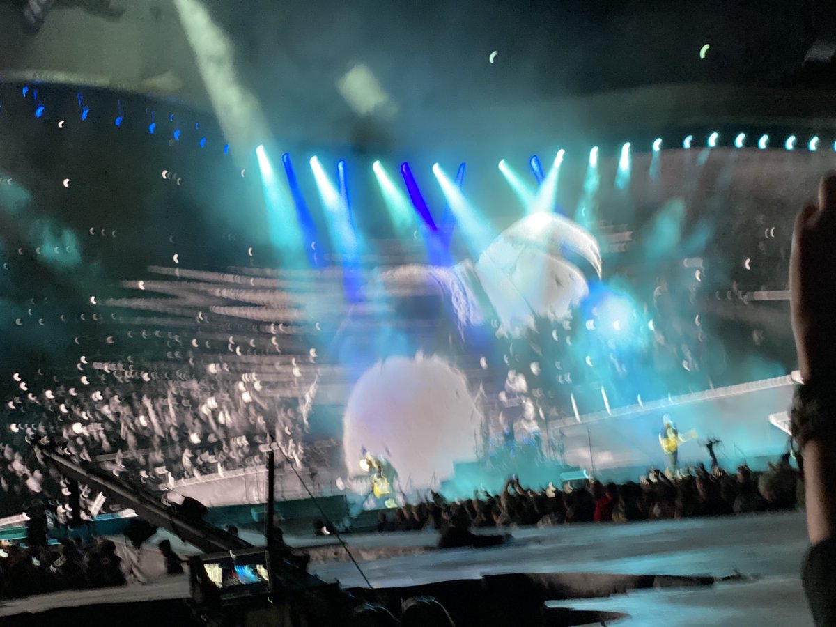 kamijake's tweet image. U2来日ステージ。最も感慨深かったのがBULLET THE BLUE SKYという曲が40年以上の時を経て物凄く重要な曲になっていたこと。もはやこの名アルバムのコアであり、コンサート自体でも中心に位置し、この曲で初めてメンバーの姿が8Kの巨大スクリーンに投影される。
#U2来日 #U2TheJoshuaTree2019