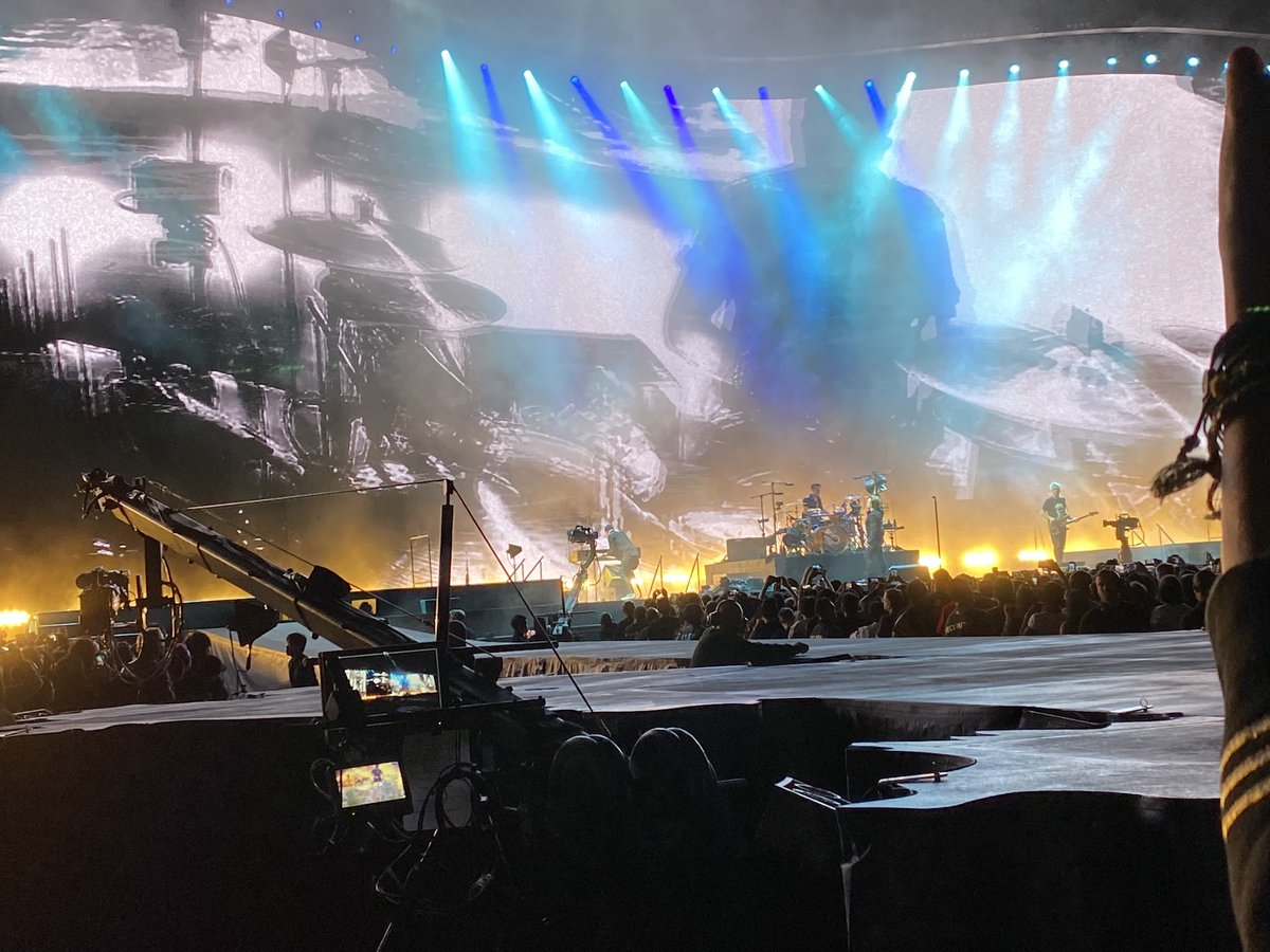 kamijake's tweet image. U2来日ステージ。最も感慨深かったのがBULLET THE BLUE SKYという曲が40年以上の時を経て物凄く重要な曲になっていたこと。もはやこの名アルバムのコアであり、コンサート自体でも中心に位置し、この曲で初めてメンバーの姿が8Kの巨大スクリーンに投影される。
#U2来日 #U2TheJoshuaTree2019