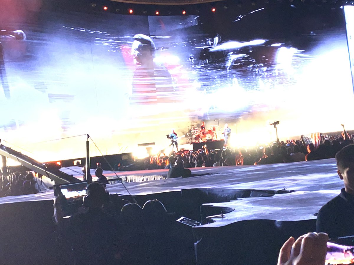 kamijake's tweet image. U2来日ステージ。最も感慨深かったのがBULLET THE BLUE SKYという曲が40年以上の時を経て物凄く重要な曲になっていたこと。もはやこの名アルバムのコアであり、コンサート自体でも中心に位置し、この曲で初めてメンバーの姿が8Kの巨大スクリーンに投影される。
#U2来日 #U2TheJoshuaTree2019