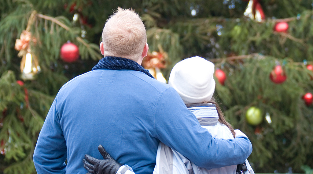 TVStateFarm's tweet image. Hope your holiday season brings peace and happiness to you and your loved ones.