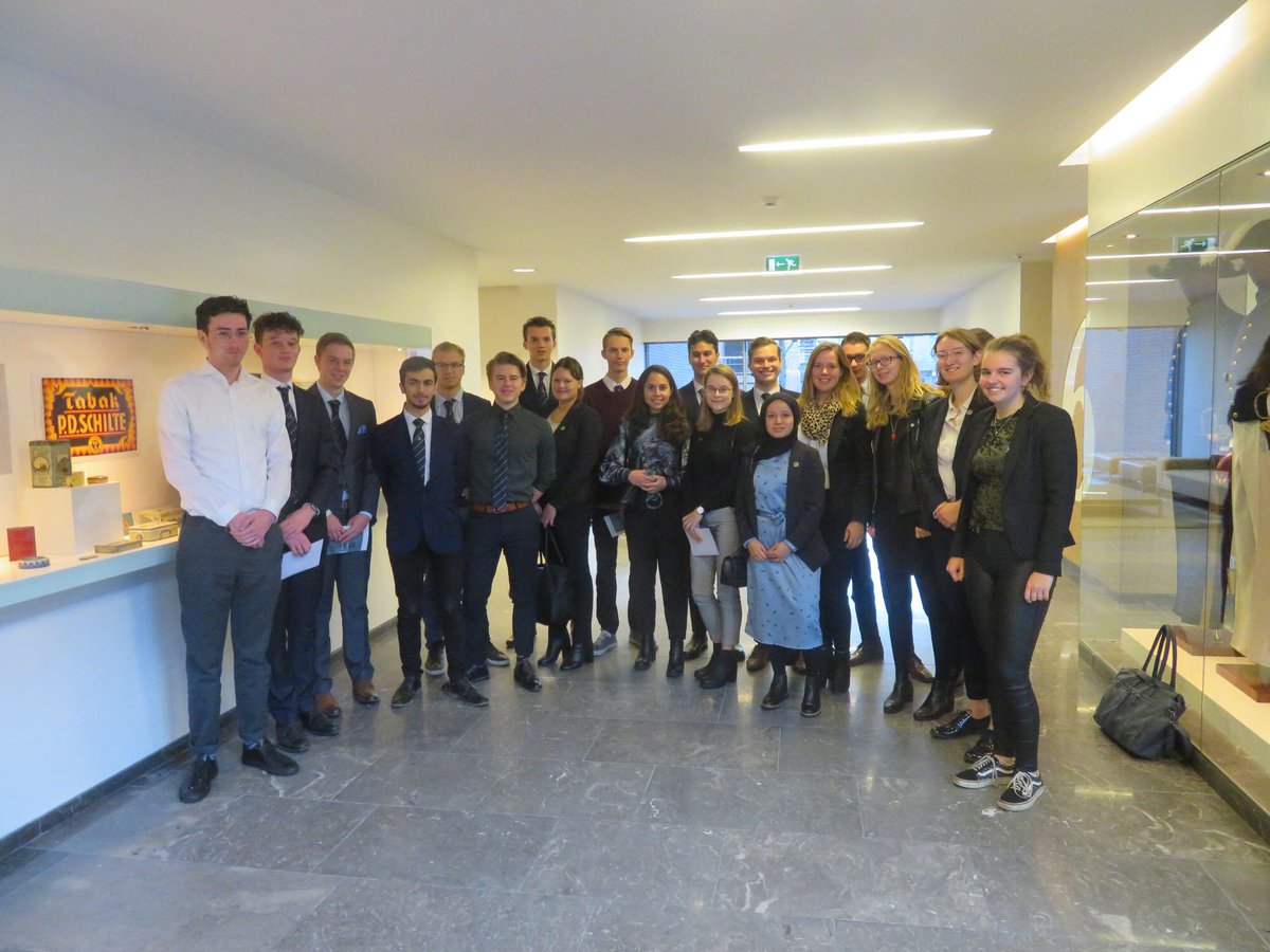 Afgelopen maandag heeft een delegatie van de B.I.L. een bezoekje gebracht aan de <a href="/RaadvanState/">Raad van State</a>. Daar is een voorlichting gegeven over het werk bij de RvS en hebben wij ook een rechtszaak bijgewoond. Een leuk begin van de week!