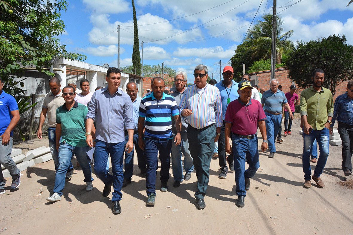 colbertprefeito's tweet photo. Como prometido na última segunda, estive hoje cedo no Distrito de Humildes iniciando obras de pavimentação de mais 16 ruas! Uma importante obra do nosso Pacote de Investimentos 2ª Etapa, que trará grandes benefícios para todos os moradores.
#NovaFeira #ColbertPrefeito https://t.co/4KTSJAc6Bl
