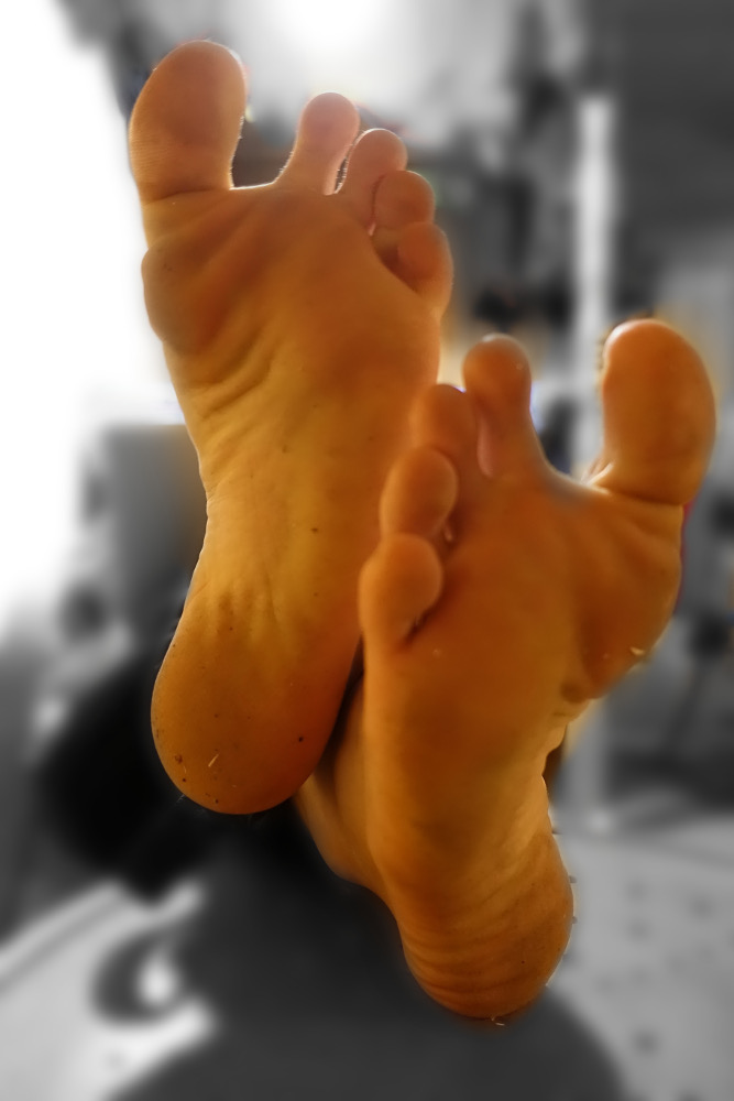 fighteraiden's tweet image. Now on onlyfans.com/fighteraiden: watch my bare soles in a 5 minute video, while I'm reading all the pathetic messages from you wimpy worshippers on my laptop.
#malefeet #alphafeet #footmaster #malefeetworship