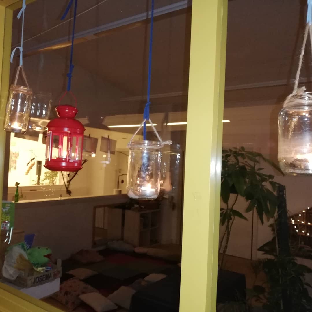EBMBelluguets's tweet photo. En els dies grisos l'escola es vesteix de nit En Quercus i la Talús ens regalaran la màgia dels dies foscos #Llum #calidesa #màgia #Contes #fadesIFullets #BenvingudaPluja! #LaiguaEsVida @edupalafrugell @suaracoop https://t.co/76PrTMSKOK