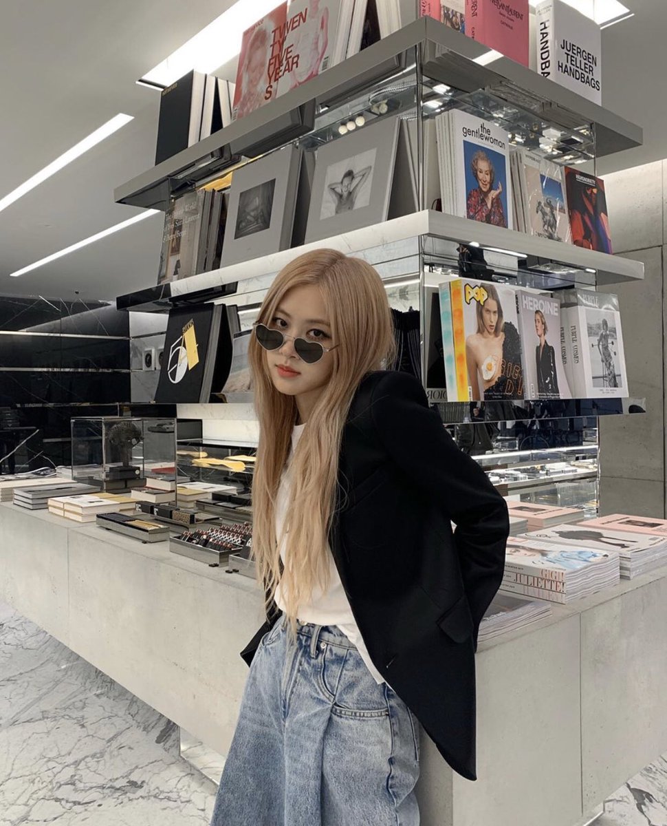 GUNSH0KU's tweet photo. ROSÉ https://t.co/imhs3qLR6H