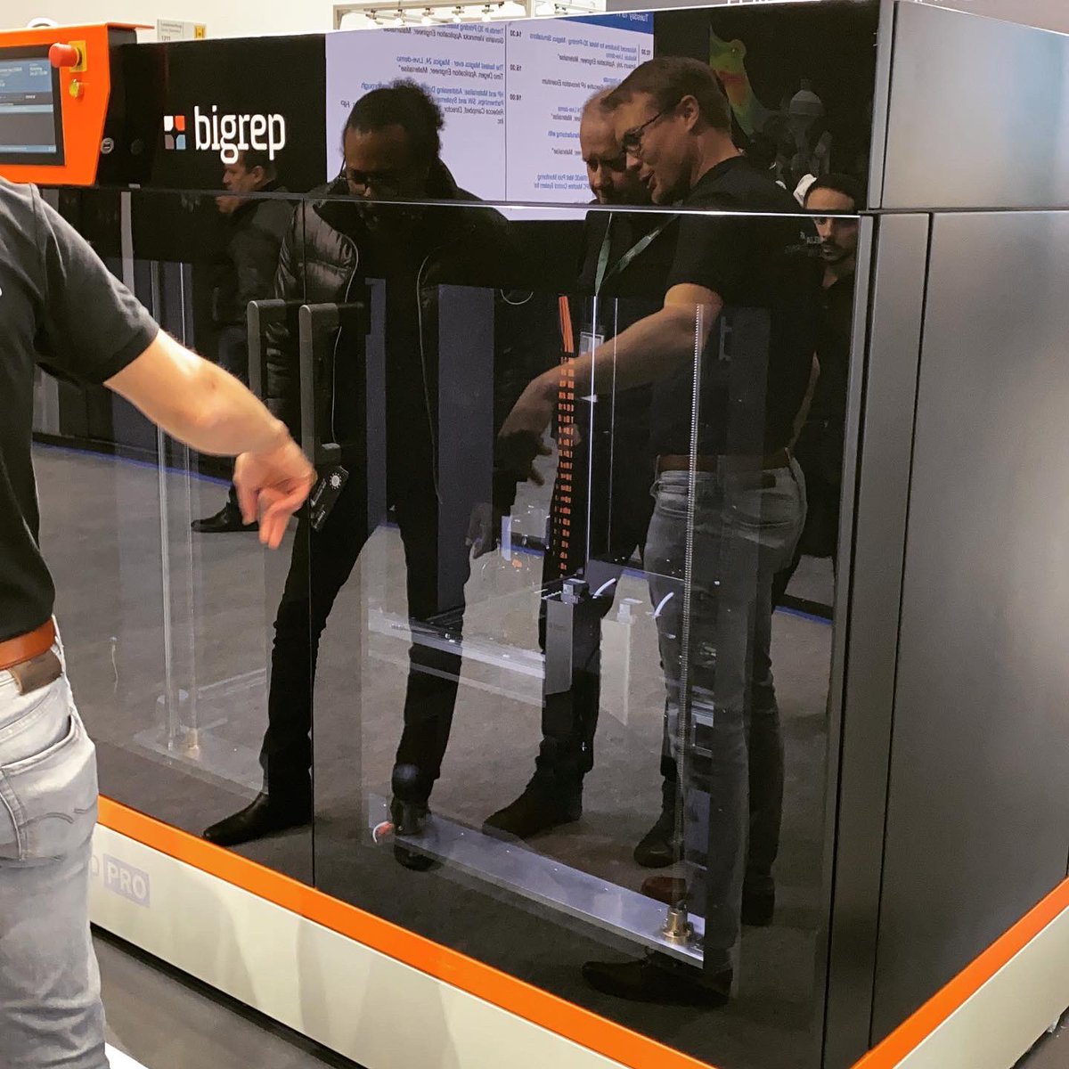 JuanG_V's tweet photo. Más #Formnext2019 
Este es #LOCI el 🚙 eléctrico autónomo impreso en 3D de @BigRep 
14 piezas que incorporan chip NFC en cada una para identificarlas
Sus ruedas están realizadas con impresión 3D en flexible sin aire... interesante concepto  🚗

 #cocheelectrico #impresion3d https://t.co/sKDgLx8p4y