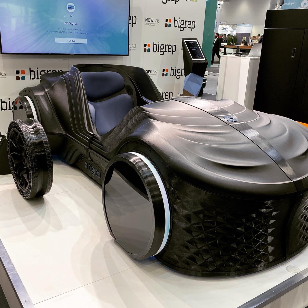 JuanG_V's tweet photo. Más #Formnext2019 
Este es #LOCI el 🚙 eléctrico autónomo impreso en 3D de @BigRep 
14 piezas que incorporan chip NFC en cada una para identificarlas
Sus ruedas están realizadas con impresión 3D en flexible sin aire... interesante concepto  🚗

 #cocheelectrico #impresion3d https://t.co/sKDgLx8p4y