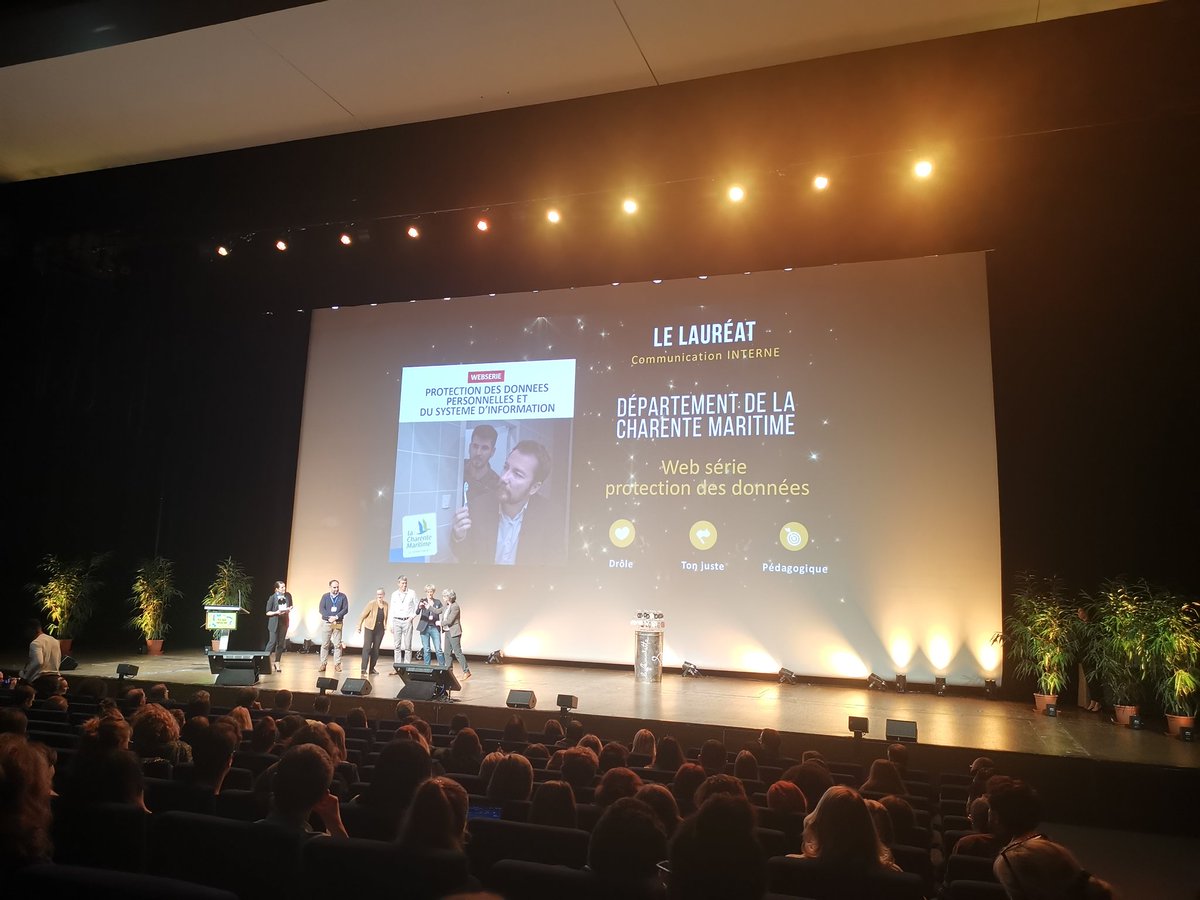 AunisAtlantique's tweet photo. Bravo 👏👏 à nos collègues du @departement17 pour leur grand prix 🏆  dans la catégorie communication interne au Forum @cap_com ➡️ une Web série👌sur la #protection des #données #capcom19 https://t.co/dSLDyogMLj