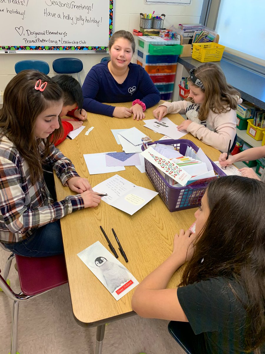 SCSD_DEL's tweet photo. Our PB Gang &amp; Leadership Club joined forces this morning to create Stockings for Soldiers &amp; Veterans! #SCSD #SmithtownPride #DEL #HappyHolidays 🎅🏼🤶🏻🎁❄️ https://t.co/jg2QZSFJIV