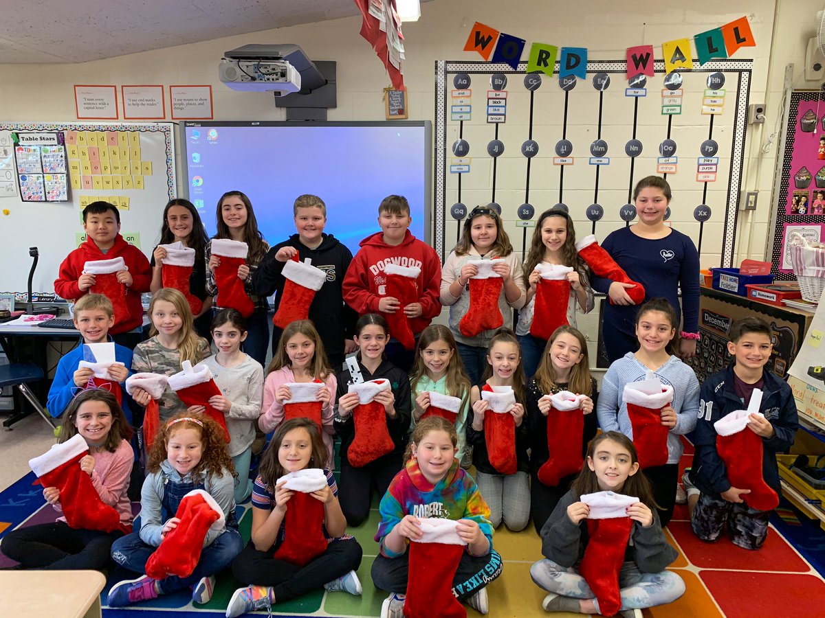 Our PB Gang &amp; Leadership Club joined forces this morning to create Stockings for Soldiers &amp; Veterans! #SCSD #SmithtownPride #DEL #HappyHolidays 🎅🏼🤶🏻🎁❄️