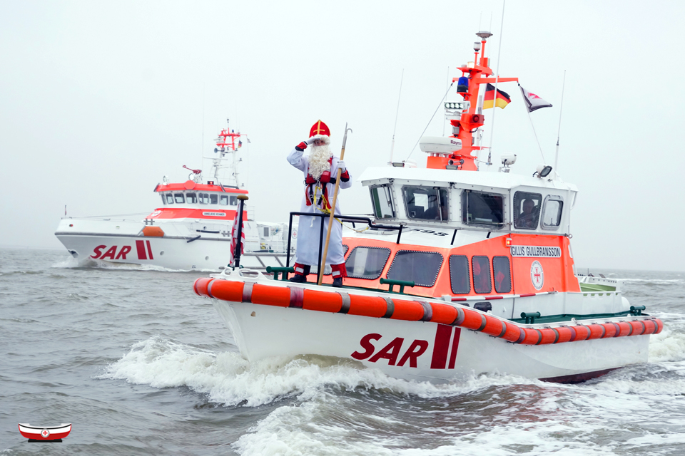 Sankt #Niklas 🎅 war ein Seemann. Nach alter Überlieferung kommt er am Vorabend des #Nikolaus-Tages übers Meer gefahren. Während der „Stillung des Seesturms“ 🌊 wurde er einst selbst zum #Seenotretter. Klar, dass er seine modernen #DGzRS-Kollegen besucht. 😍 Allzeit gute Fahrt!