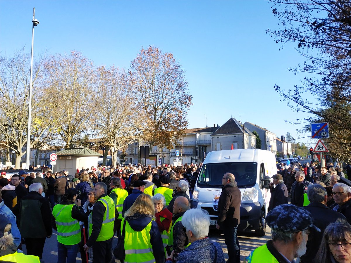 HumanBot8's tweet image. Du monde à Marmande, assez rare pour être souligné !!! ✊✊✊ #GreveGenerale
#grevedu5decembre
#Marmande