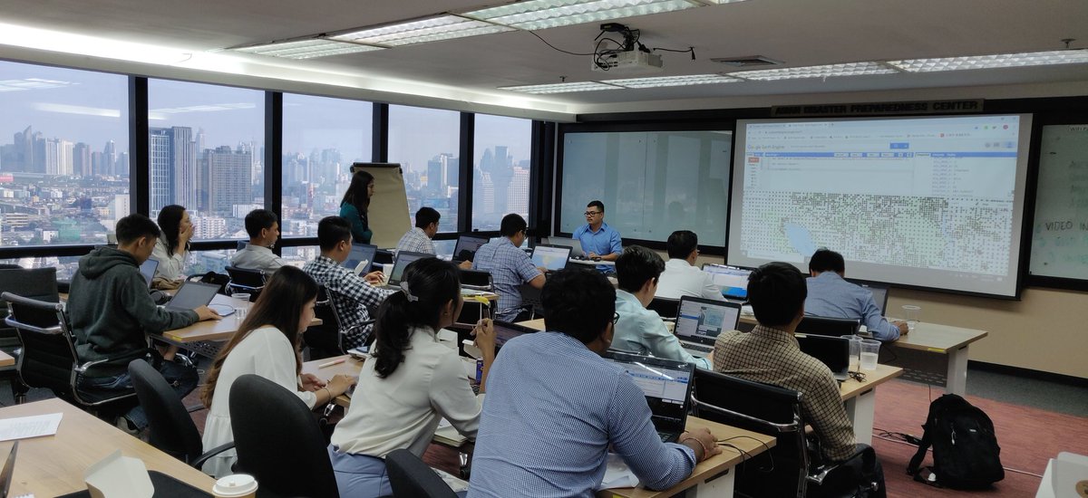 KarisTenneson's tweet image. Train the trainers in action: Chaya, from Ministry of Agriculture, teaching #googleearthengine during #RLCMS workshop. @SilvaCarbon @SERVIRGlobal @ADPCnet #SERVIRMekong @sig_gis @NatAssetsLab @FAOForestry