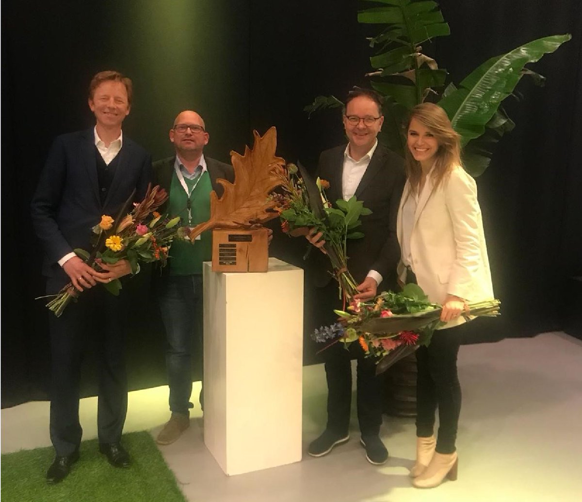 ♻️ 🏆| Vakjury: Omrin meest duurzame bedrijf van Nederland! Dit is zojuist bekendgemaakt door Stichting @NederlandCO2Neutraal. Onze directeur John Vernooij, ontving van <a href="/hannaverboom/">Hanna Verboom</a> de bokaal voor ‘Meest duurzame bedrijf van 2019’! <a href="/gerrithiemstra/">Gerrit Hiemstra</a> #duurzaam #omin #CO2Neutraal