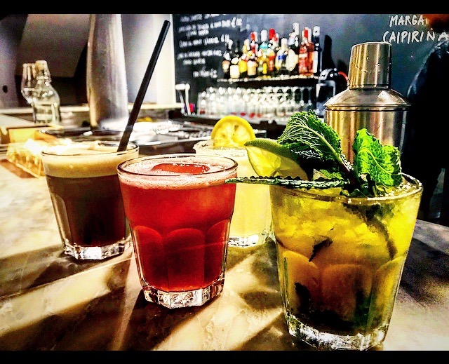 Ven a disfrutar de nuestra cocina rústica de mercado y ahora de nuestra carta de cócteles. Estamos abiertos de miércoles a sábado en horario de cena y viernes &amp; sábado para comida y cena. Shine on 🖤#reapertura #Valencia #onavlc