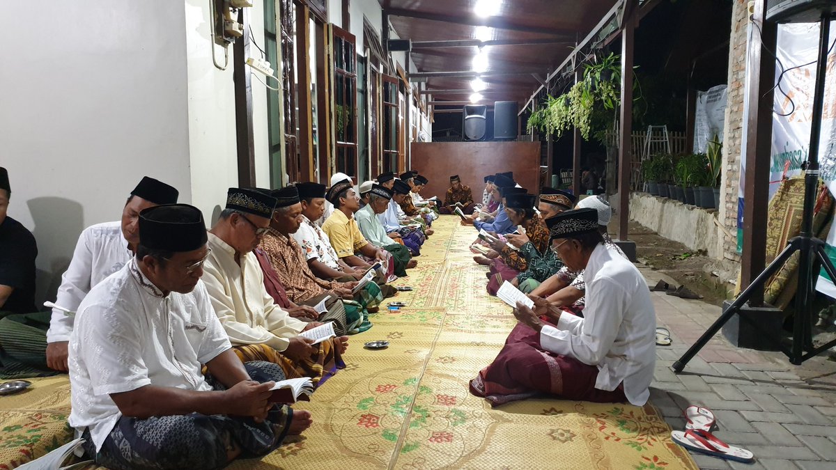 kadejehkalaok_'s tweet photo. Sesibuk apapun kamu jangan lupakan tetangga di kanan-kirimu.

Inframe: Rutinan #MalamJumat Kliwon; Yasinan, Shalawatan &amp; Tahlil Warga Ngoto RT 02 di Kediaman Anggota FPKB DPRD DIY Kiai Umaruddin Masdar. https://t.co/kUzXW2PioP