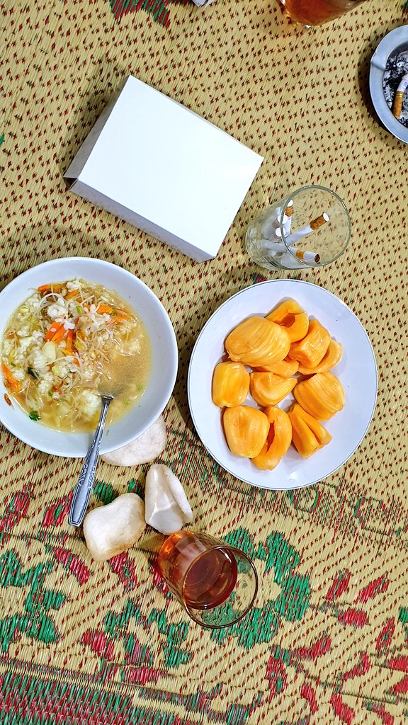 kadejehkalaok_'s tweet photo. Sesibuk apapun kamu jangan lupakan tetangga di kanan-kirimu.

Inframe: Rutinan #MalamJumat Kliwon; Yasinan, Shalawatan &amp; Tahlil Warga Ngoto RT 02 di Kediaman Anggota FPKB DPRD DIY Kiai Umaruddin Masdar. https://t.co/kUzXW2PioP