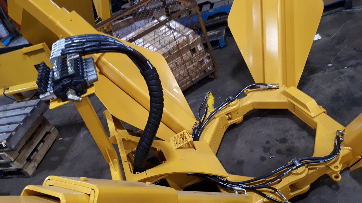 Dutchmanspade's tweet photo. Manual controls, like those being installed on this spade, are an option for most models of tree spade. If you like to do things old school, Dutchman can get you set up. #dutchman #treespade https://t.co/Gx0Rxhd58p