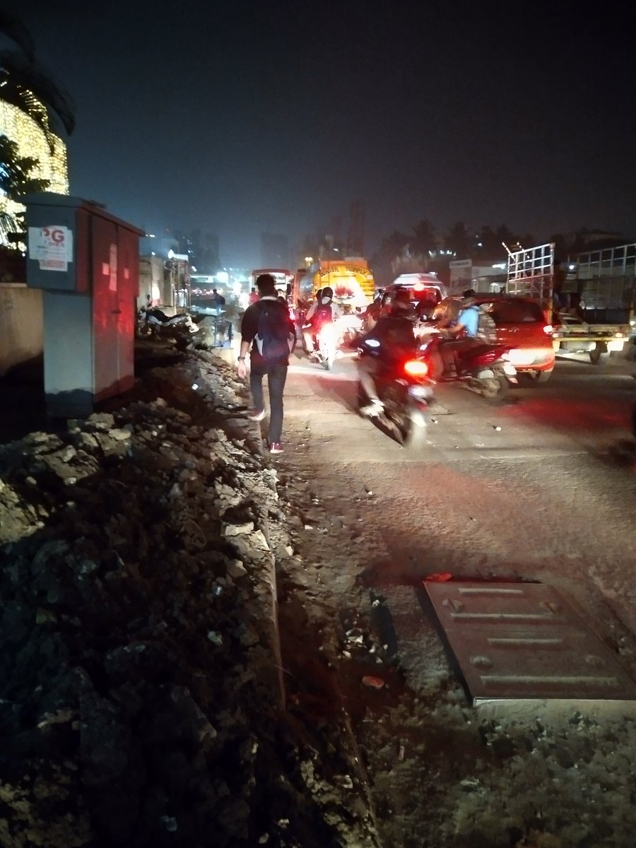AishwaryaSudhir's tweet image. No Auto, bus or Uber, was forced to walk home from Koramangala to Jayanagar today. It&apos;s an inhuman system that&apos;s completely dysfunctional. I cannot express what I went through and how pathetic it felt to wade my way through traffic with no footpaths. Hell on earth #Bangalore