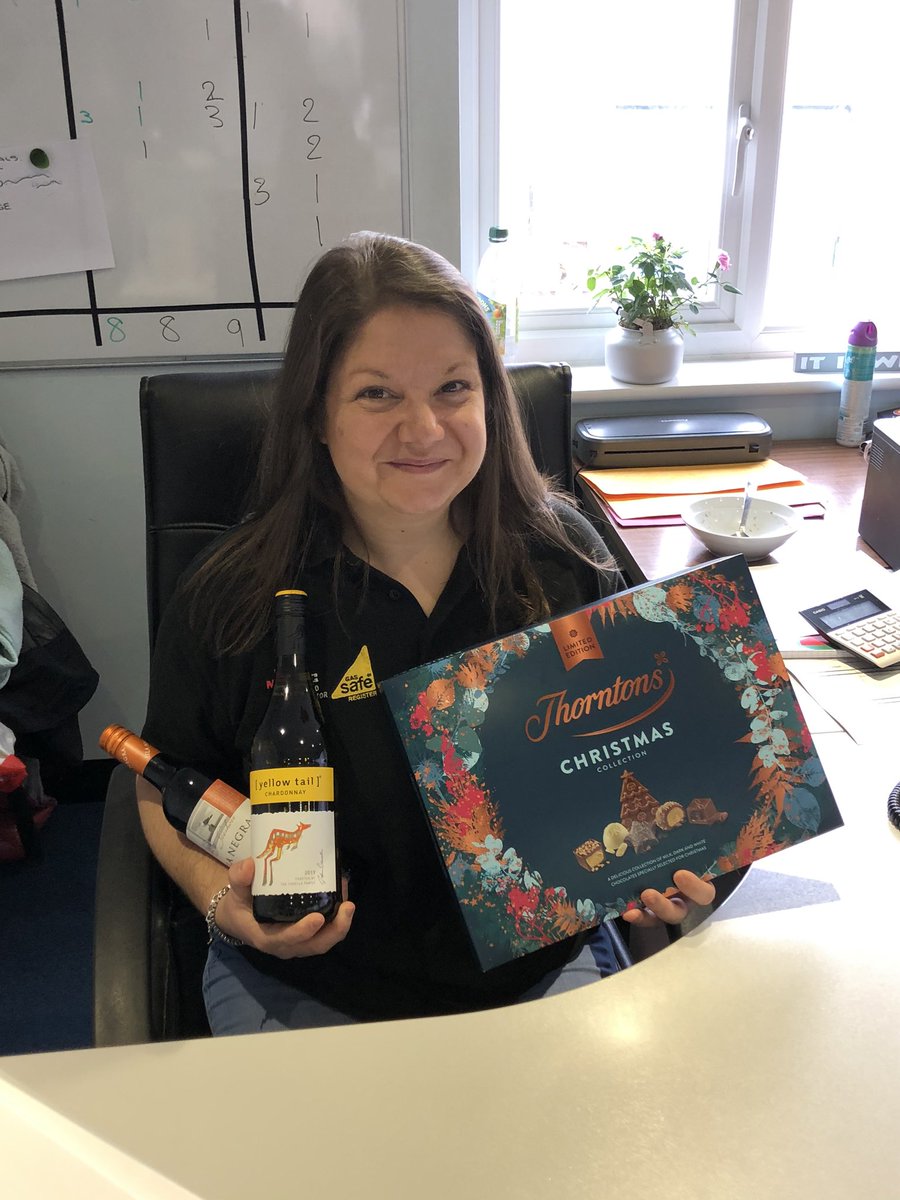 Makes December all the more fun when it’s ya Birthday. Happy Birthday  Laura!!! #birthday #iffice #workday #busy #fun #