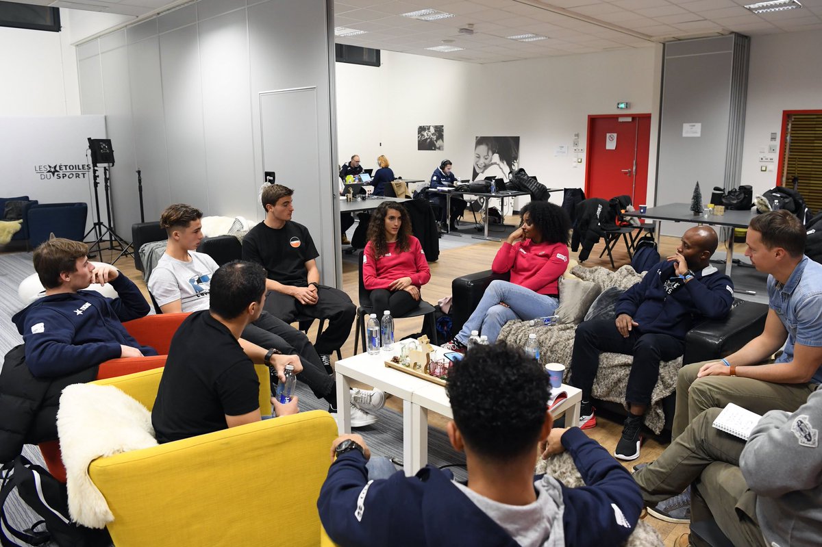 Soso_Bouderbane's tweet photo. Table ronde sur les nouveaux sports olympiques durant les @EtoilesduSport! ⭐️ Beau moment de partage et d’échange 🗣 
#BMXfreestyle #BreakDance #Skate #Karate #Media #DauphinéLibéré https://t.co/URhTtFcKOa